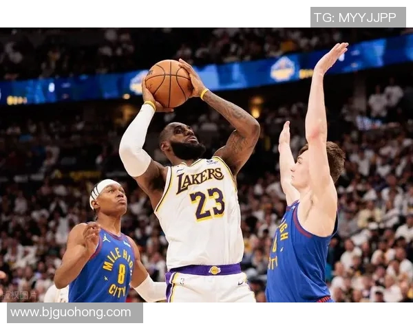 热火与小牛激战正酣NBA季后赛精彩对决引发球迷热议